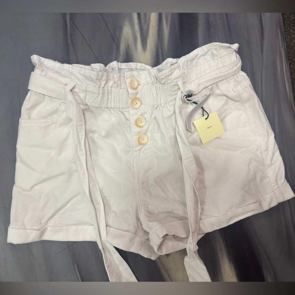 Francesca’s white short high waisted with removable belt size Large